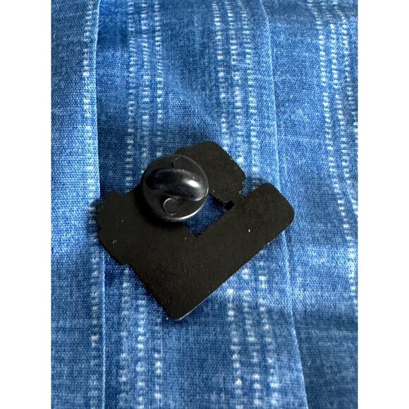 FLORAL Retro Sewing Machine Enamel Lapel Pin NEW - Picture 3 of 3